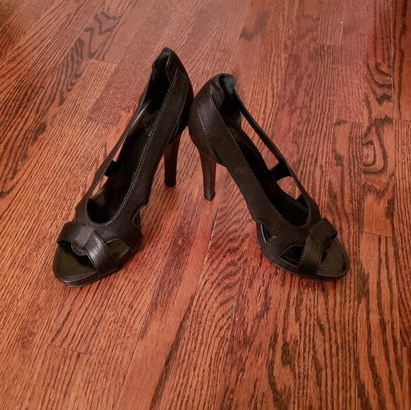 Designer Givenchy cut out pump shoes - Picture 2 of 6